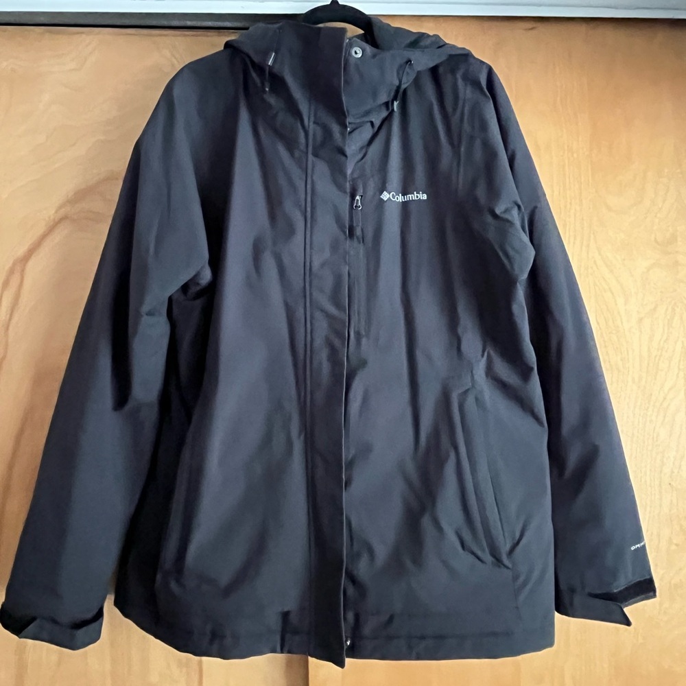 XL Columbia ski jacket with Omni tech and Omni heat technology.